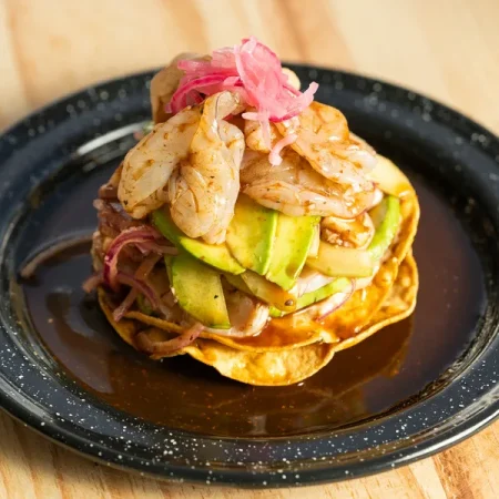 tostada-la-cachetona-el-faro-mariscos